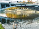 Figuríny obenc jako symboly obtí komunismu na Tyrov most v centru Hradce...