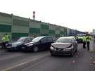 Nehoda esti osobních aut na praské Jiní spojce (25. íjna 2013).