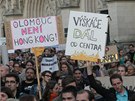 Zhruba �ty�i stovky lid� protestovaly 22. ��jna 2013 v Olomouci proti pl�nu na...