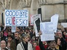 Zhruba čtyři stovky lidí protestovaly 22. října 2013 v Olomouci proti plánu na...