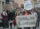 Zhruba tyi stovky lidí protestovaly 22. íjna 2013 v Olomouci proti plánu na...