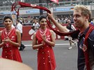 Sebastian Vettel zdraví diváky krátce ped startem Velké ceny Indie.