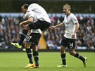 Krajní záloník Tottenhamu Andros Townsend (vlevo) slaví se spoluhrái gól na...