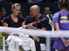 POKYNY. eská tenistka Petra Kvitová (vlevo) poslouchá rady koue Davida Kotyzy...