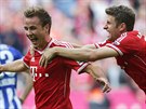 DOBE, MARIO. Thomas Mueller z Bayernu Mnichov (vpravo) blahopeje Mariovi...