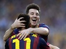 DOBE, BRÁCHO! Lionel Messi (elem) gratuluje Neymarovi ke vstelené brance do...