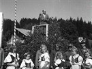 Ministr zahraničí Jan Masaryk v Dlouhém-Rzech na Náchodsku při odhalení pomníku...
