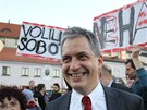 Senátor Jií Dienstbier na demonstraci na podporu Bohuslava Sobotky (28. íjna