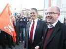 Senátor Jií Dienstbier a éf SSD Bohuslav Sobotka na demonstraci píznivc
