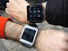 Samsung Galaxy Gear mají rozli�ení 320 × 320 pixel� a Super AMOLED panel, Sony...