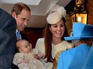 Princ William, jeho syn George a manelka Kate a královna Albta II. (otoená...