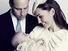Britský princ William, jeho manelka Kate a syn George na oficiálním portrétu...