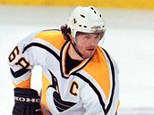 1999. Kapitn Pittsburghu Penguins Jaromr Jgr v utkn proti Vancouveru...