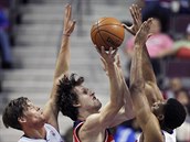 esk basketbalista Jan Vesel (uprosted) z Washingtonu atakuje detroitsk