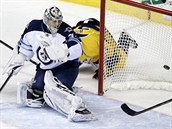 Ondej Pavelec z Winnipegu inkasuje v duelu s Nashvillem.