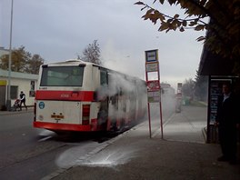 Na zastávce Zemdlská univerzita hoel autobus.
