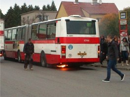 Na zastávce Zemdlská univerzita hoel autobus.