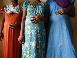 Indie je dnes hlavním centrem surogátního ili náhradního mateství. Zásti je...