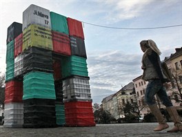 Že se v Jihlavě koná další ročník festivalu, upozorňuje barevná brána.