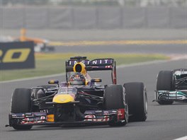 Sebastian Vettel z Red Bullu ujídí Lewisi Hamiltonovi z Mercedesu.