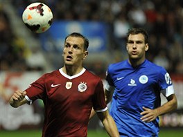 Liberecký úto�ník Michael Rabu�ic (vpravo) sleduje Ond�eje �vejdíka ze Sparty.