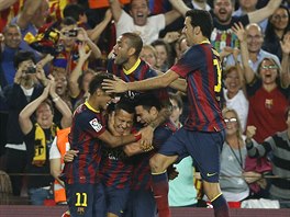2:0! Hrái i fanouci Barcelony oslavují Alexise Sáncheze (uprosted), jen...