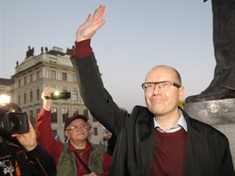 Bohuslav Sobotka zdrav pznivce na demonstraci na jeho podporu na Hradanskm