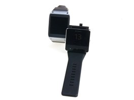 V provedení s erným gumovým páskem psobí na obrázku Sony SmartWatch 2 moná...