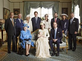 Královská rodina na spolené fotografii po ktinách prince George (25. íjna...