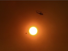 Vodu na haení lesních poár do zasaených oblastí dopravují helikoptéry. (22....