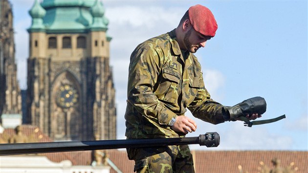 Prezentace vojenské techniky a výzbroje na Hradčanském náměstí (24. října 2013)
