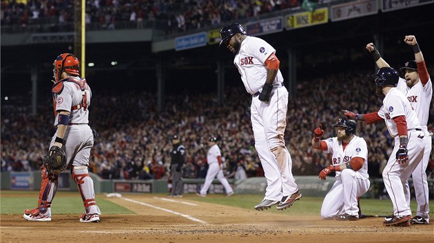 Baseballista Bostonu David Ortiz si v prbhu prvnho finle Svtov srie radostn poskoil. Jeho tm jasn zdolal St. Louis.