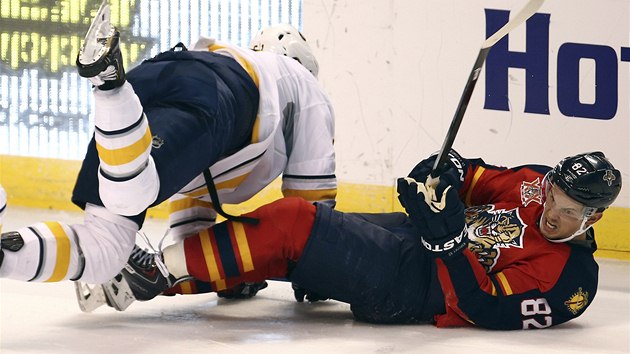 BOJ V LEE. Nikita Zadorov z Buffala a Tom Kopeck z Floridy (vpravo).