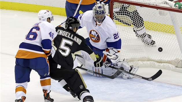 Deryk Engelland ustl souboj z obrncem New York Islanders Matte Donovanem a pekonal branke Jevgenije Nabokova.