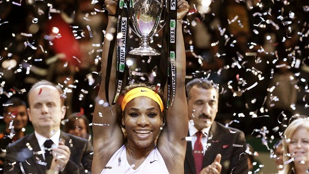 Serena Williamsov s trofej pro vtzku Turnaje mistry.