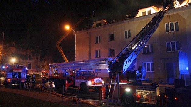 k hocmu domu v Kadani vyjelo v sobotu veer dvanct hasiskch jednotek, nsledn tak hasii z Prahy a Stedoeskho kraje.