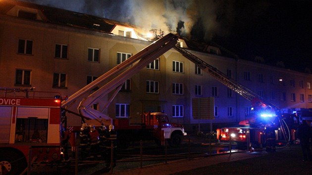 k hocmu domu v Kadani vyjelo v sobotu veer dvanct hasiskch jednotek, nsledn tak hasii z Prahy a Stedoeskho kraje.