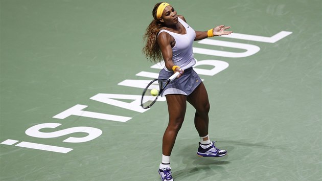 Americk tenistka Serena Williamsov hraje na Turnaji mistry proti Pete Kvitov.