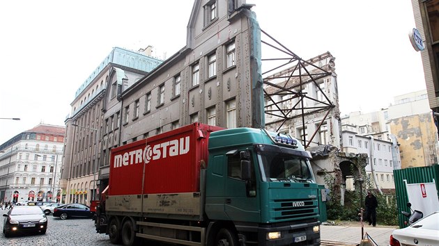 Stavebn firma Metrostav zahjila demolici torza domu bval tiskrny v Opletalov ulici (25.10. 2013)