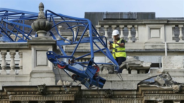 Na budovu adu vldy v centru Londna se ztilo rameno jebu. Ulice Whitehall, kde se ad nachz, je uzavena (28. jna)