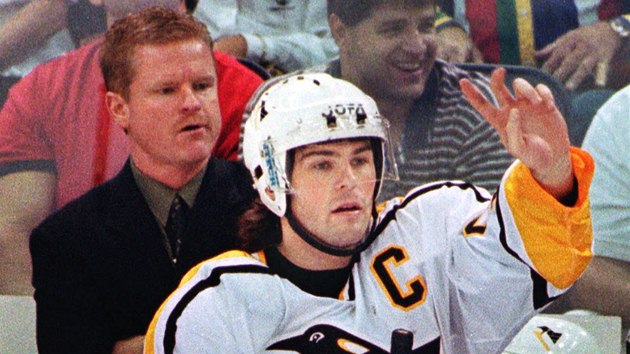 1998. Kapitn Pittsburgh Penguins Jaromr Jgr diriguje hru svch spoluhr pi utkn s New York Rangers. Za nm stoj tehdej trenr Kevin Constantine.