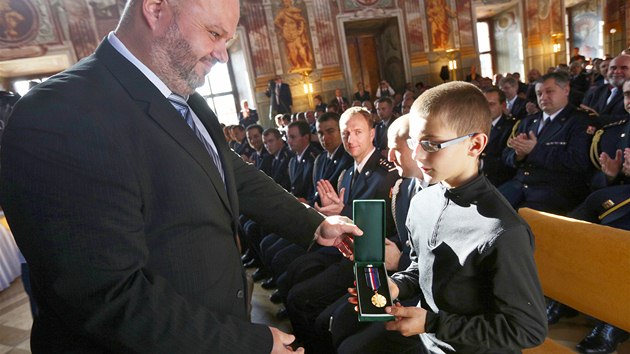 Ministr vnitra Martin Pecina udloval medaile HZS R. Mezi ocennmi byl i jedenctilet Miroslav Svoboda, kter za zchranu sv sestry pi poru obdrel Medaili za statenost. (24. jna 2013)