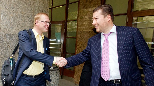 Tomio Okamura a Pavel Bělobrádek (vlevo) před začátkem předvolební debaty politických lídrů, kterou pořádal Český rozhlas. (25. října 2013)