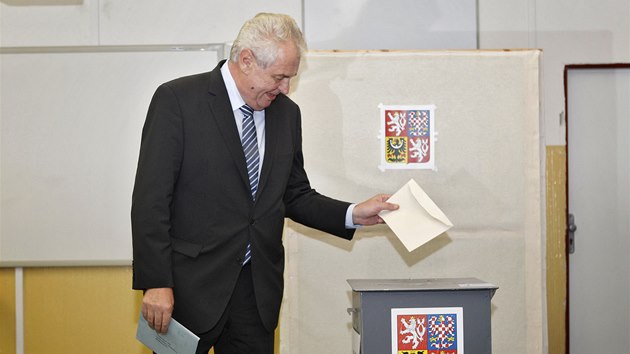 V ptek naveer odvolil v mst svho bydlit i prezident Milo Zeman. (25. jna 2013)