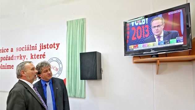 Pavel Kováik a Jií Dolej sledují televizní volební zpravodajství ve tábu
