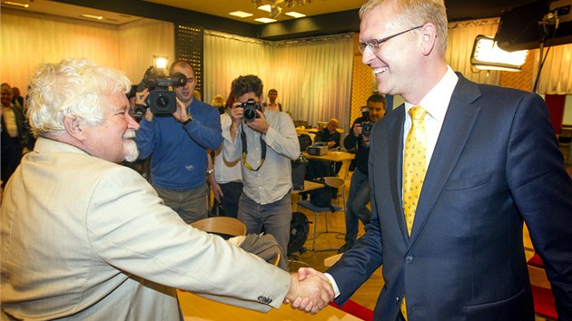 Petr Pithart (vlevo) a Pavel Blobrádek ve volebním tábu KDU-SL v Praze. (26.