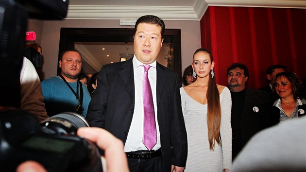 Tomio Okamura s p��telkyn� p�ich�z� do volebn�ho �t�bu hnut� �svit. (26. ��jna 2013)