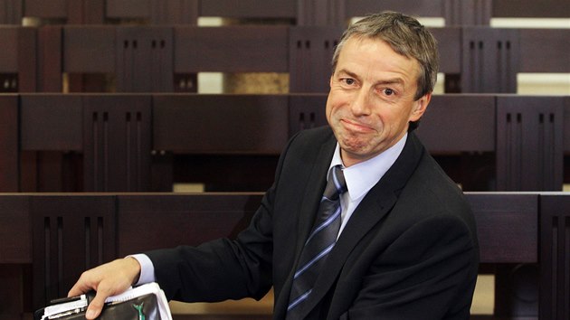 Pavel Bém u Městského soudu v Praze (29. října 2013)