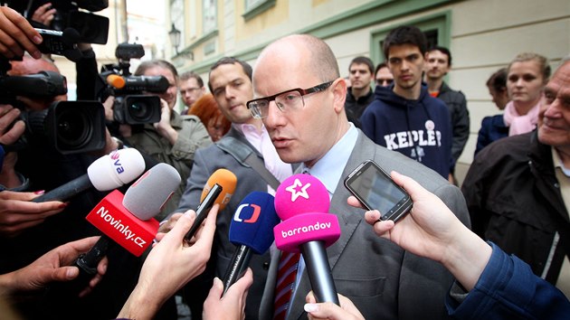 Bohuslav Sobotka odpovd an dotazy novin pi pchodu do Poslaneck snmovny na setkn nov zvolench poslanc SSD. (29. jna 2013) 