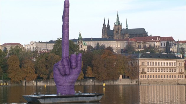 Výtvarník Černý namířil na Pražský hrad obří vztyčený prostředníček